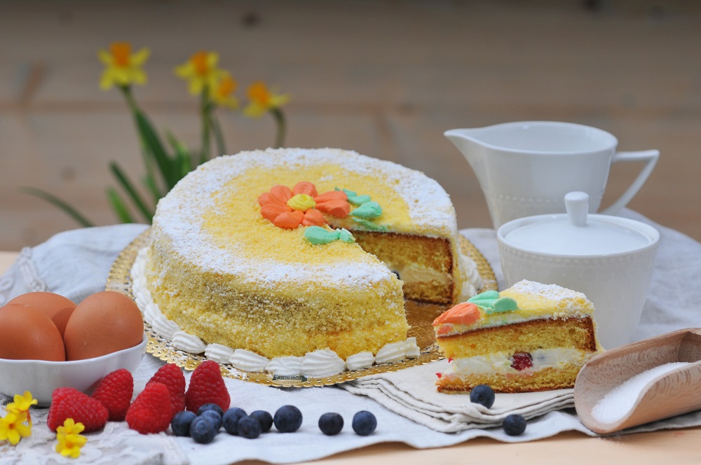 Torta mimosa con fetta 2