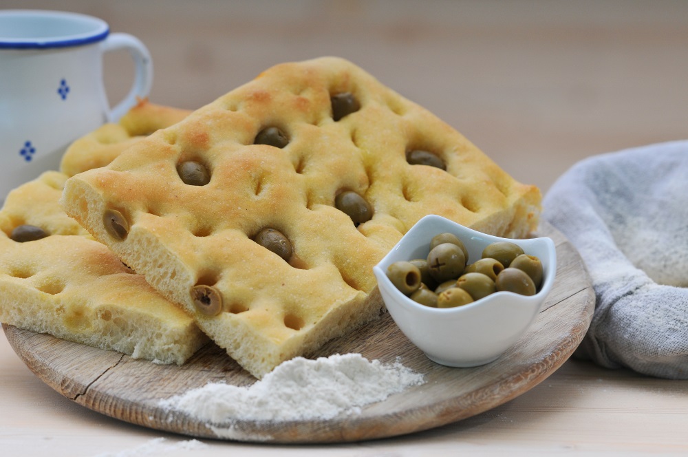 03 Focaccia salata olive 2